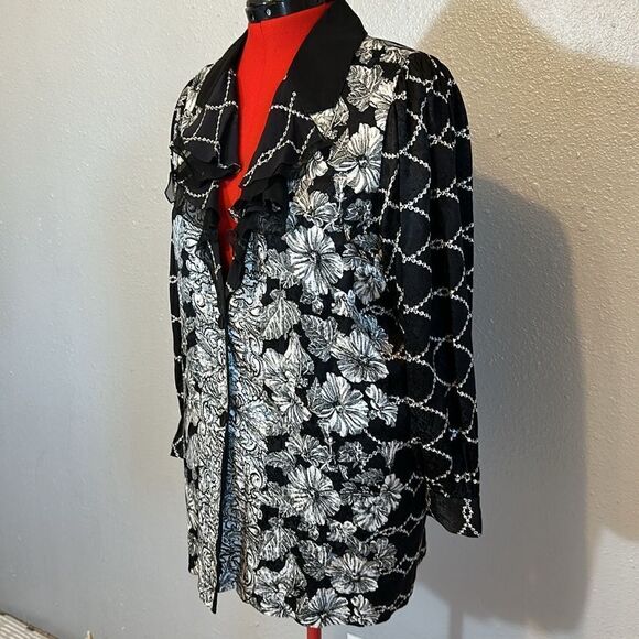 Diane Freis women’s silk floral two button blouse. No size tag - Picture 4 of 9